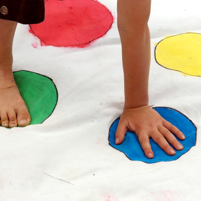 Hand und Fuß auf Spielmatte