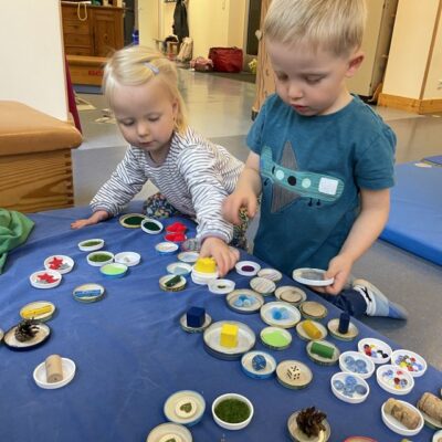 Kinder, die mit Gegenständen Memory spielen