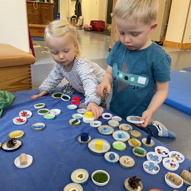 Kinder, die mit Gegenständen Memory spielen
