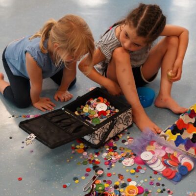 Kinder spielen mit Knöpfen und buntem Eierkarton