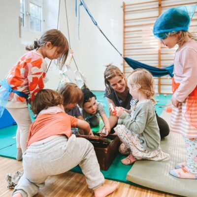 verkleidete Kinder schauen in Buch