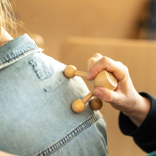 Rücken, der mit einem Massagegerät massiert wird